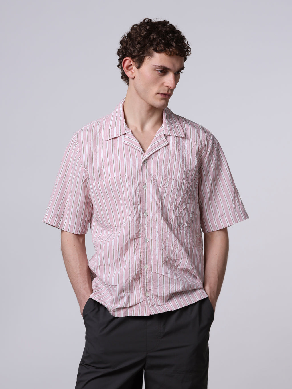 Camicia over a maniche corte stropicciata