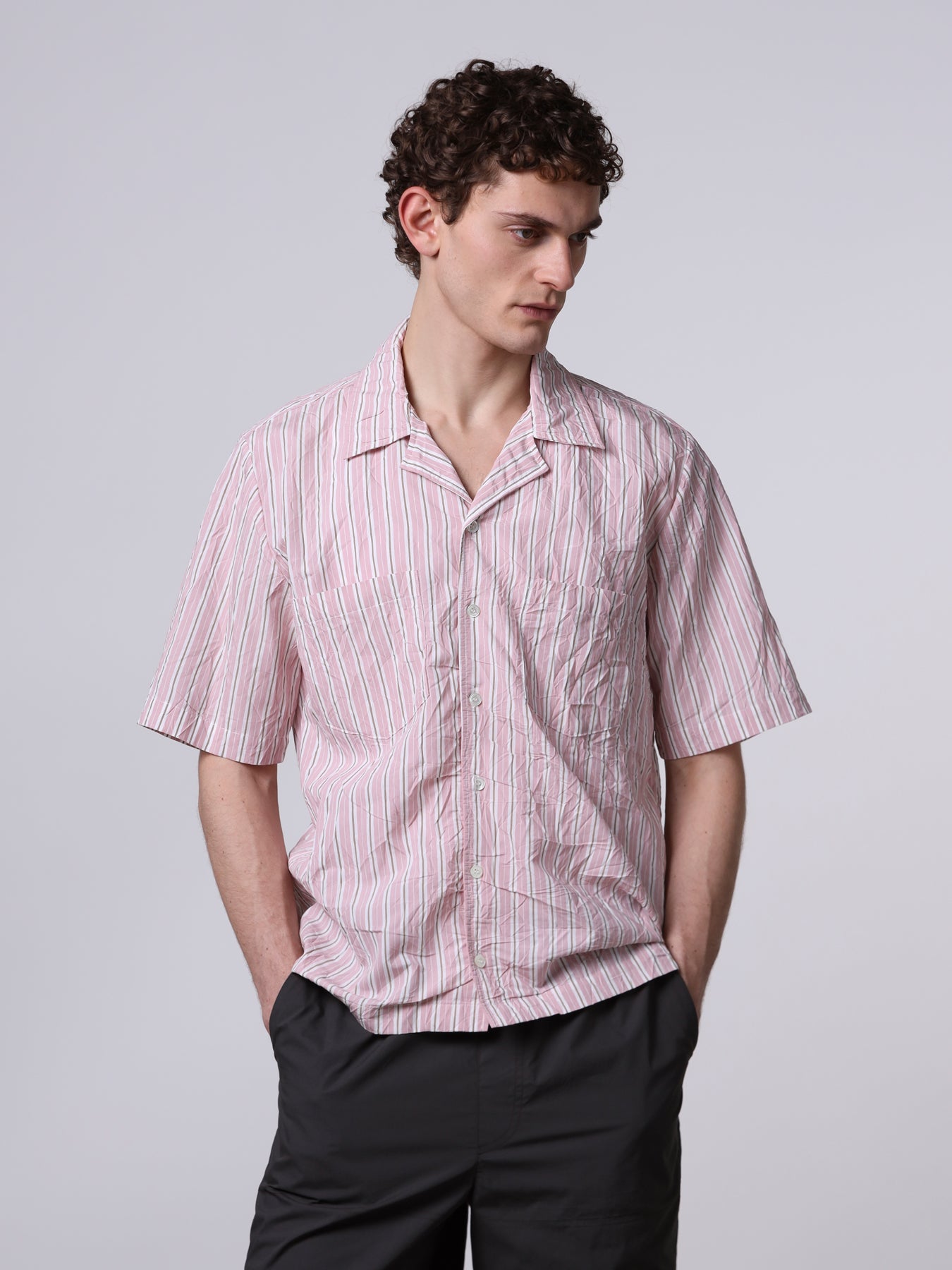 Camicia over a maniche corte stropicciata