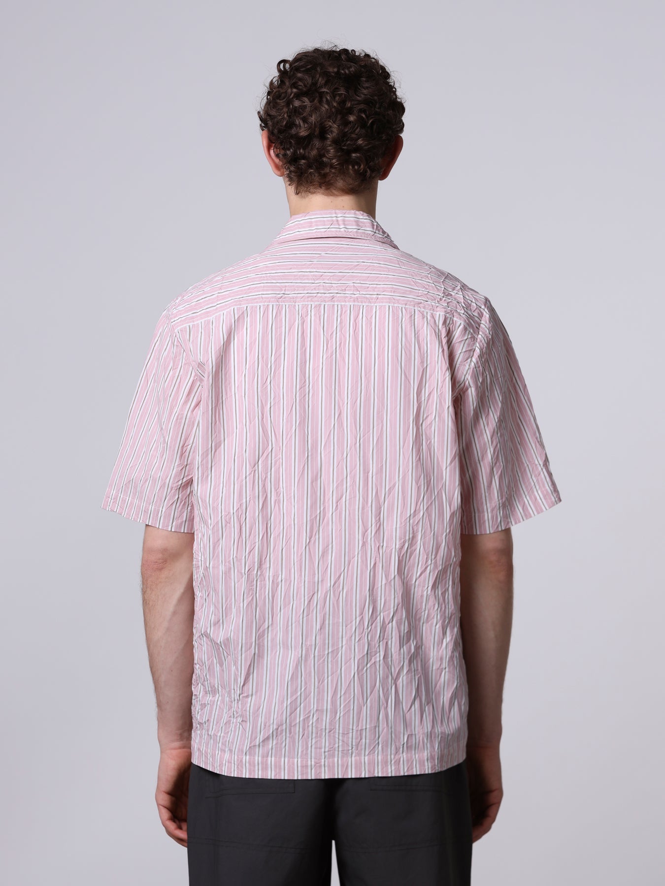 Camicia over a maniche corte stropicciata