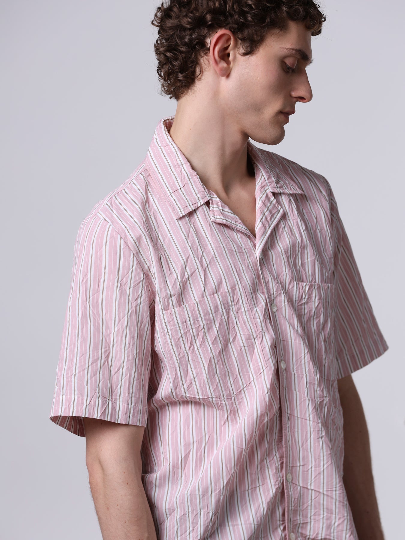 Camicia over a maniche corte stropicciata