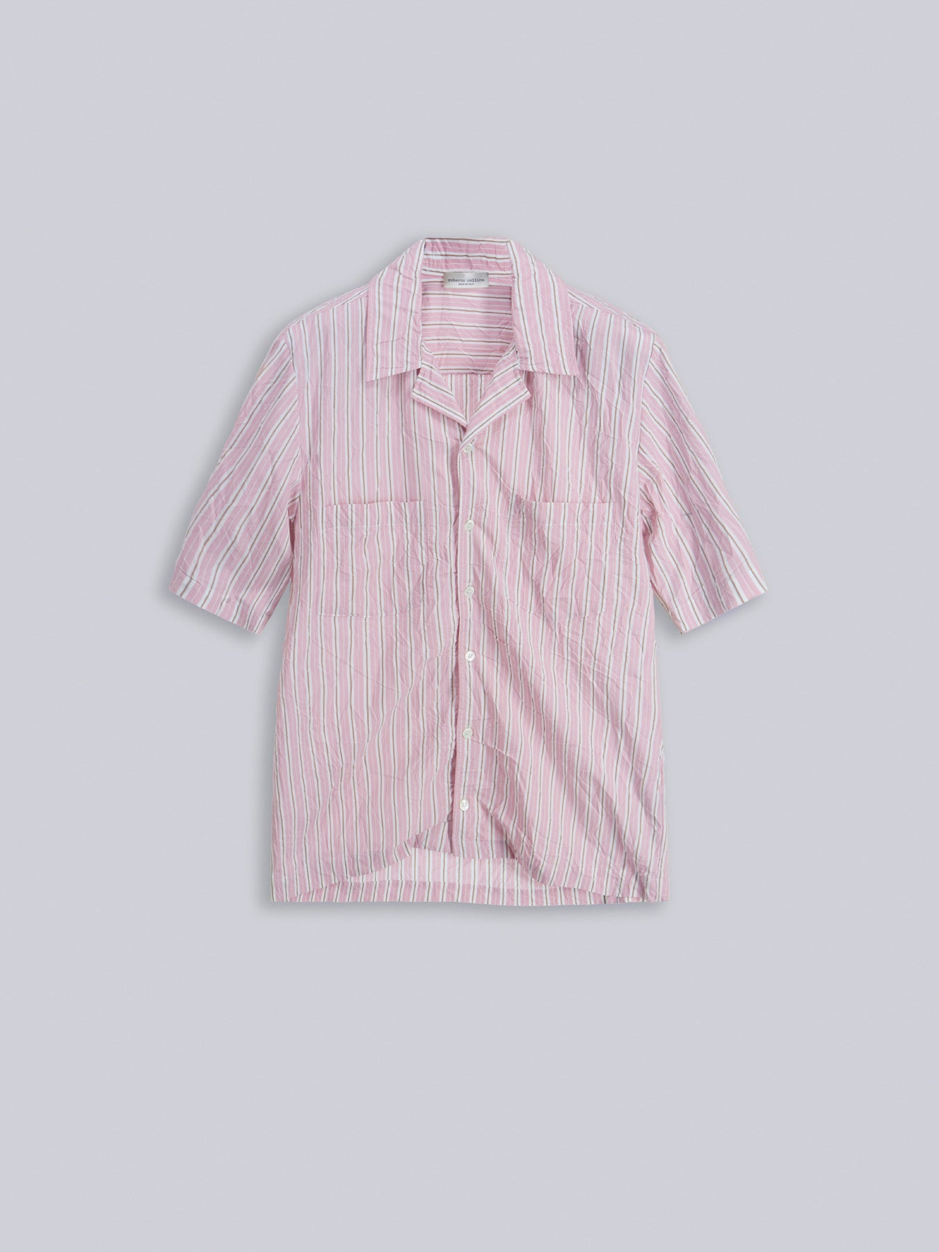 Camicia over a maniche corte stropicciata