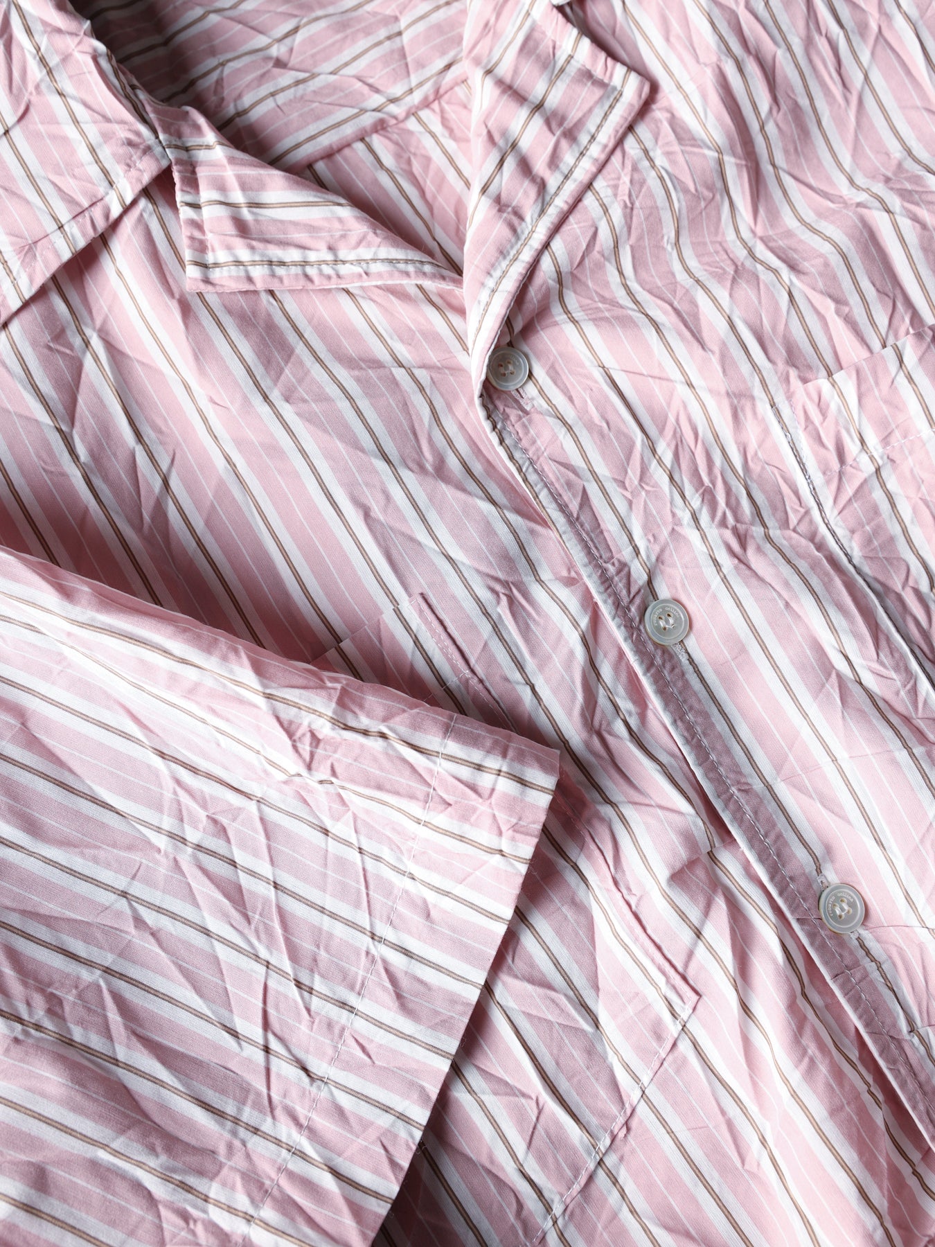 Camicia over a maniche corte stropicciata