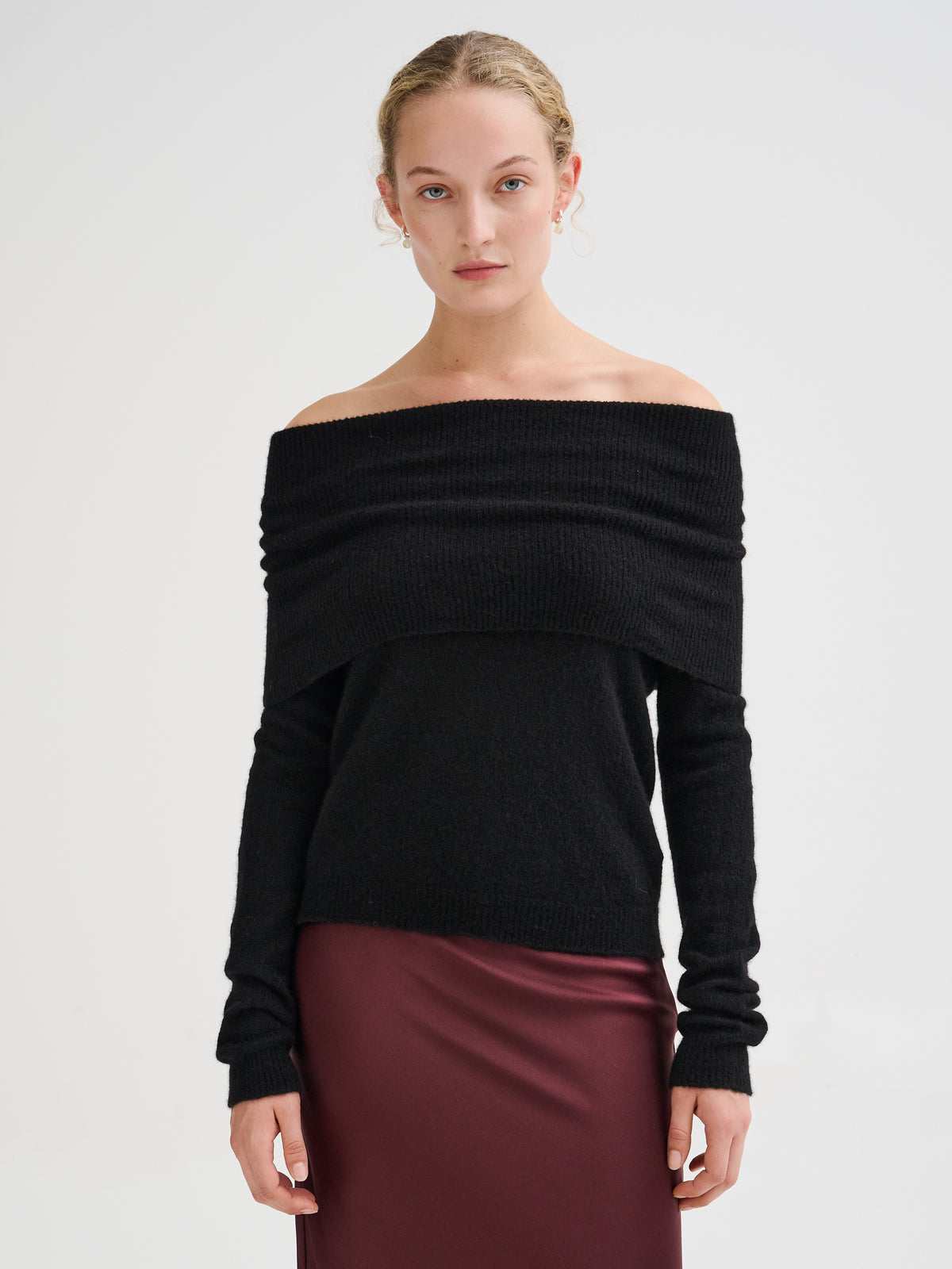 Maglia off-shoulder in cashmere e seta
