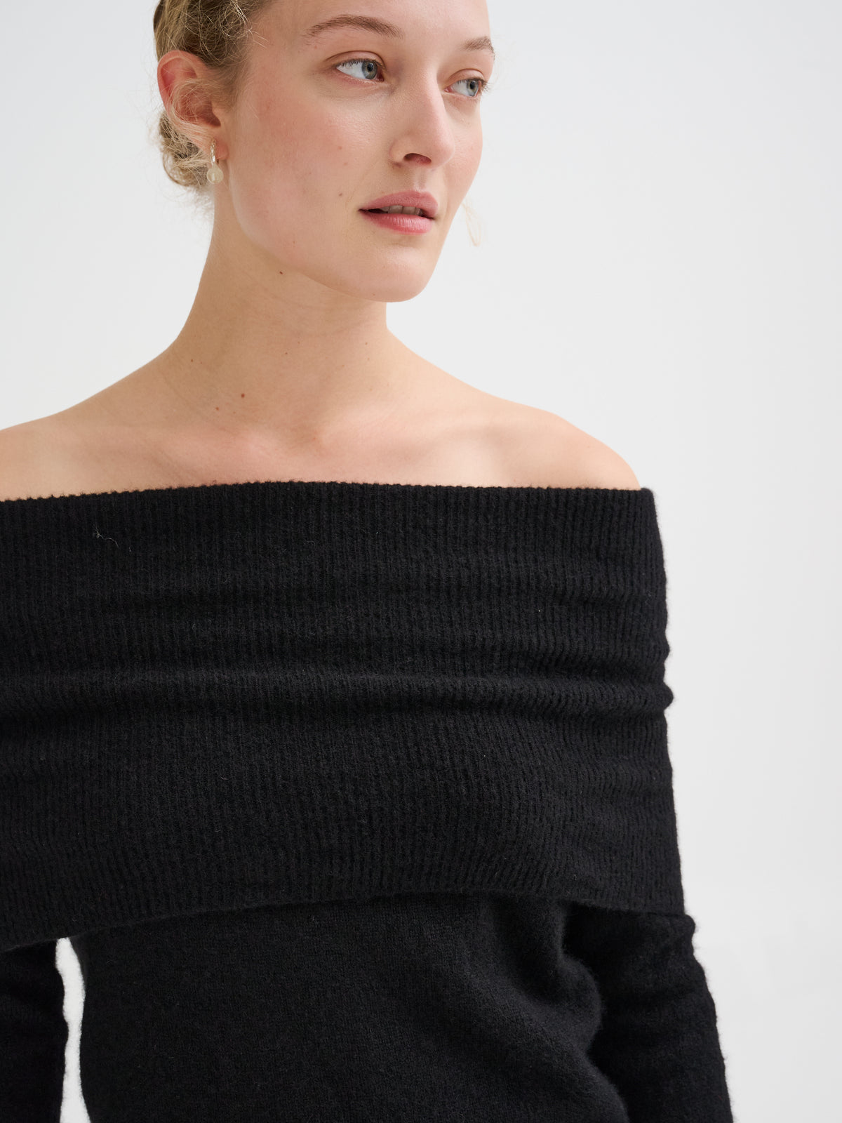 Maglia off-shoulder in cashmere e seta