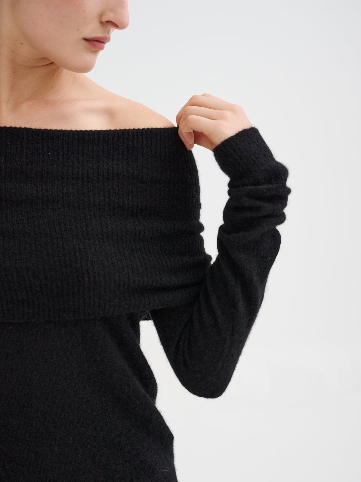 Maglia off-shoulder in cashmere e seta