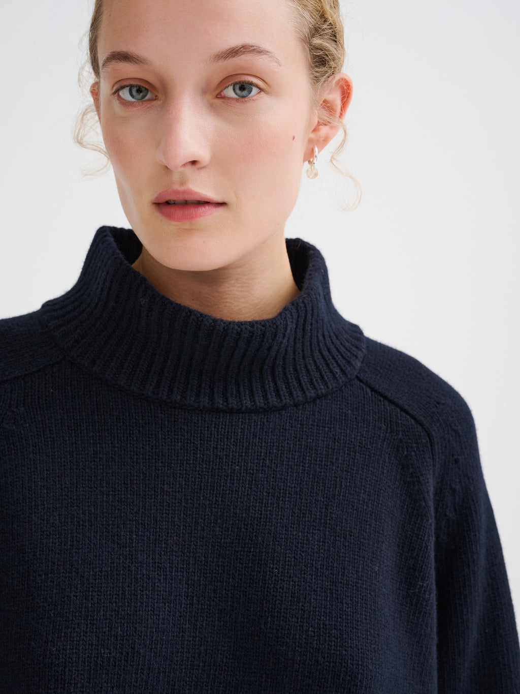 Maglia con collo a cratere in lana merino