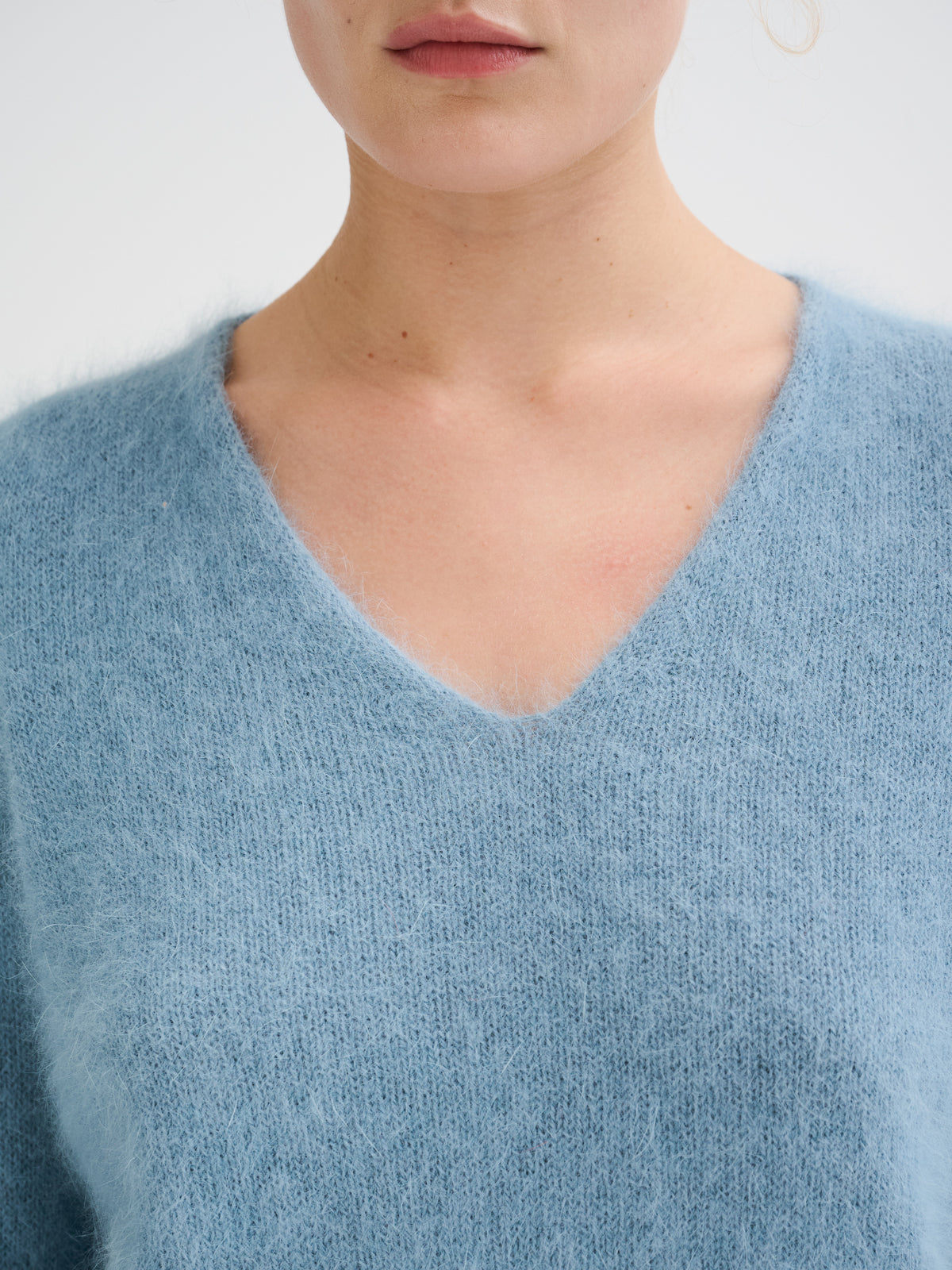 Scollo a v in angora