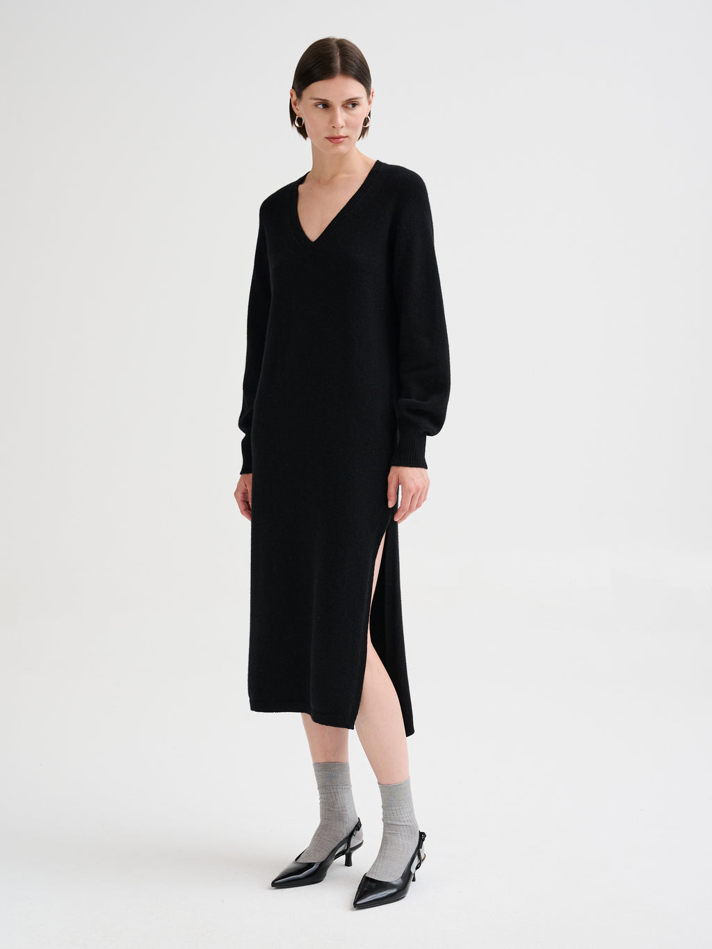 Abito con scollo a V in lana merino e cashmere