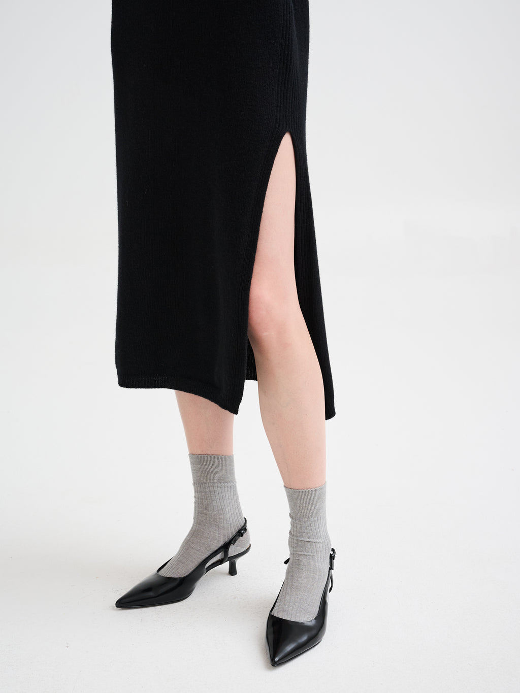 Abito con scollo a V in lana merino e cashmere