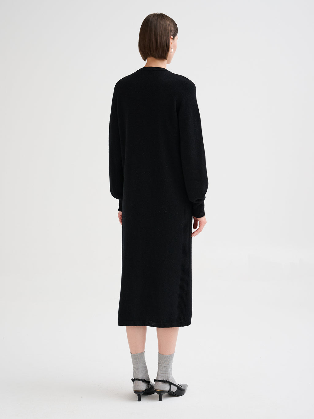 Abito con scollo a V in lana merino e cashmere