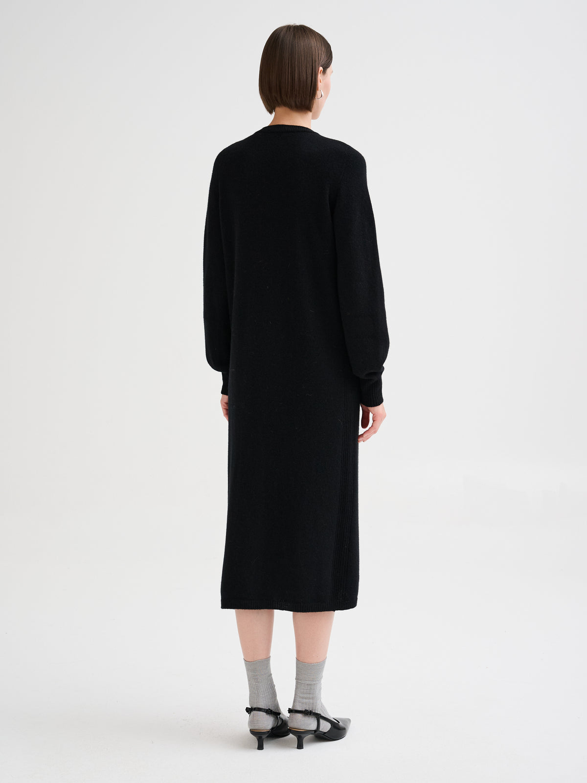 Abito con scollo a V in lana merino e cashmere