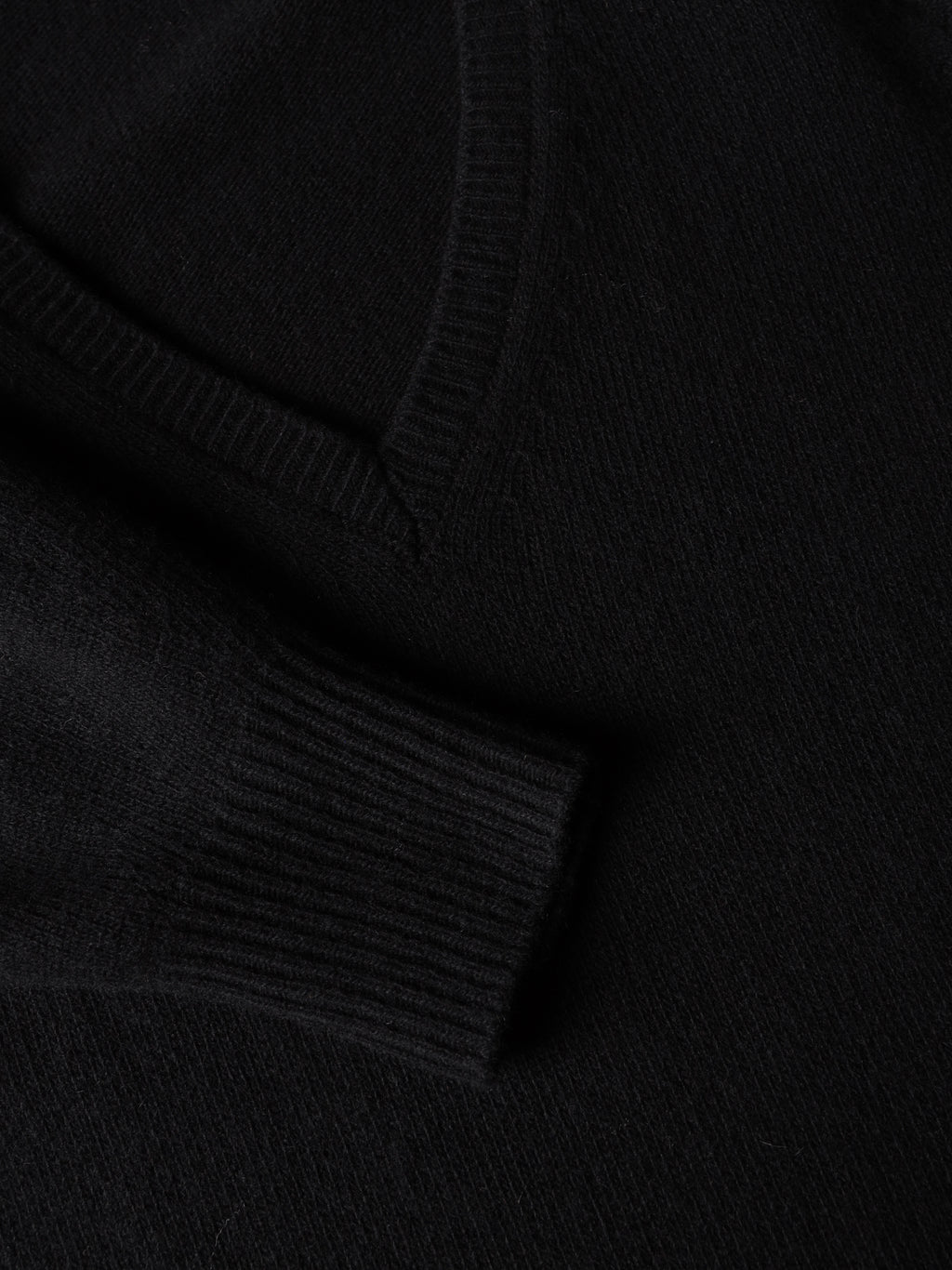 Abito con scollo a V in lana merino e cashmere