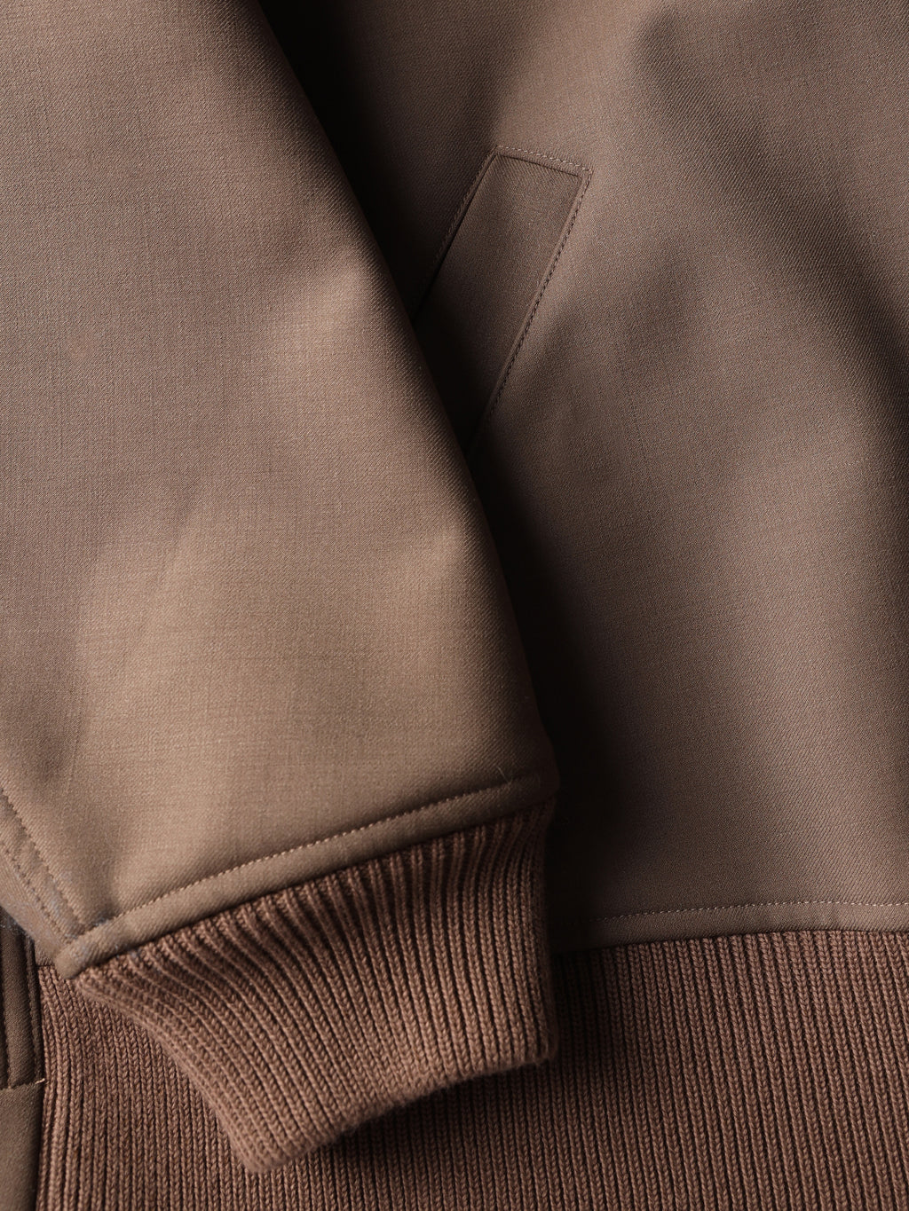 Bomber con piega sul retro