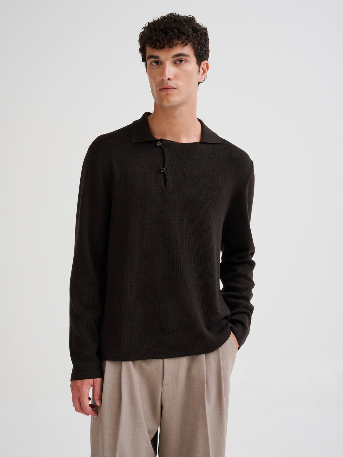 Polo in lana merino con collo asimmetrico