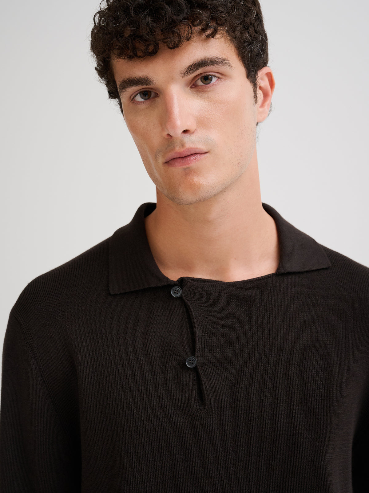 Polo in lana merino con collo asimmetrico