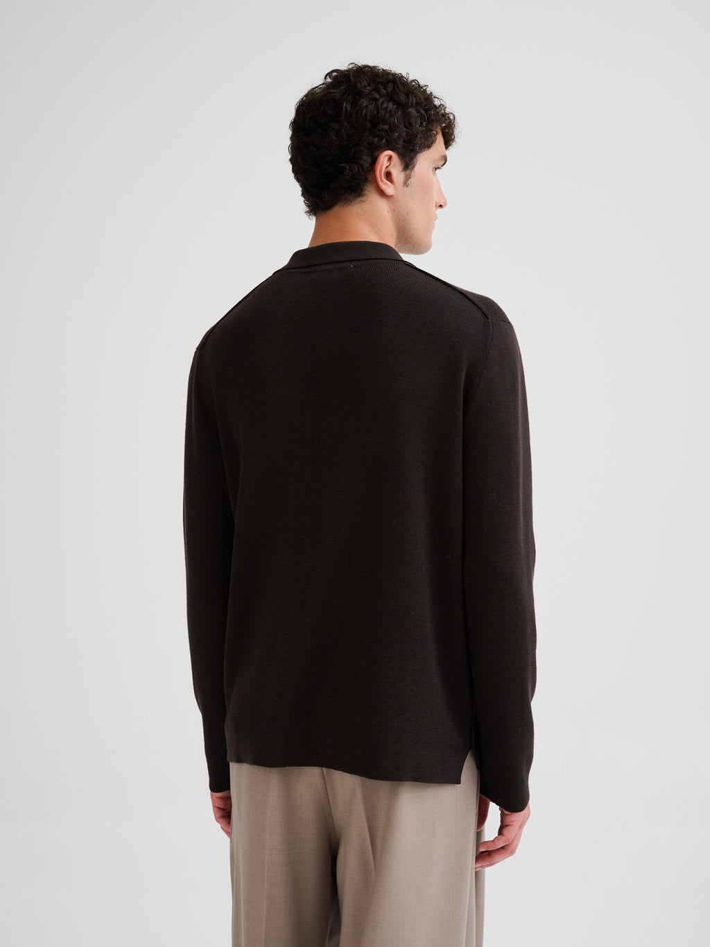 Polo in lana merino con collo asimmetrico