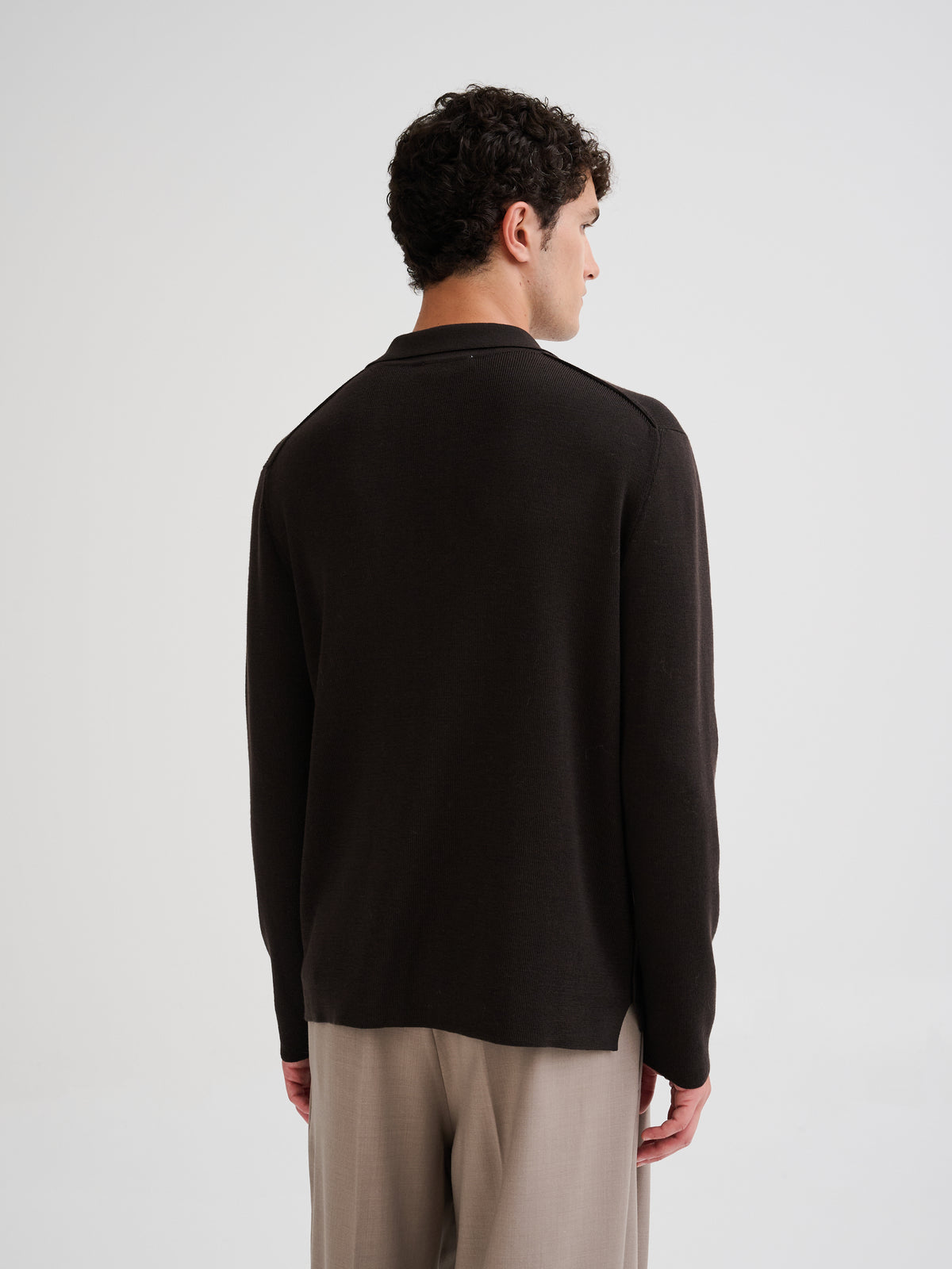 Polo in lana merino con collo asimmetrico