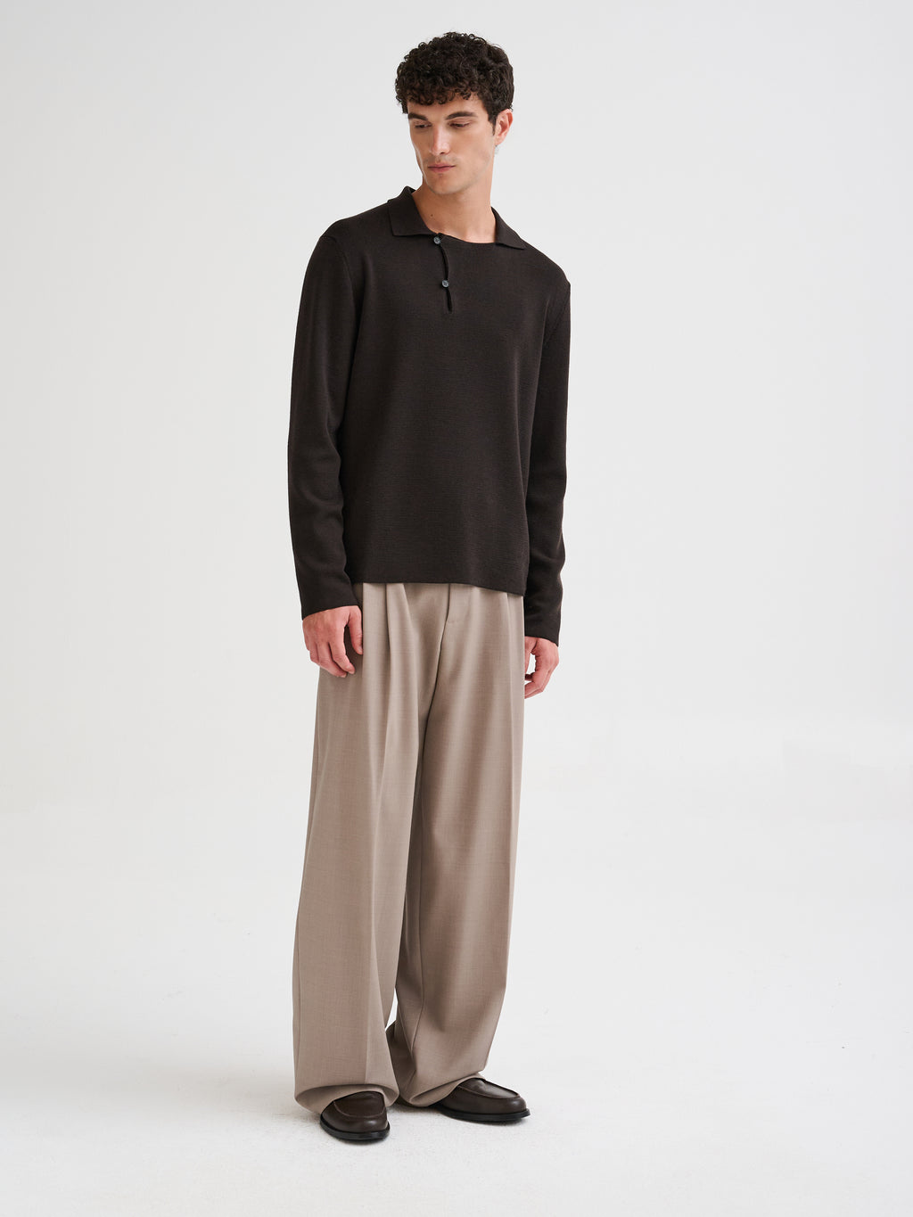 Polo in lana merino con collo asimmetrico