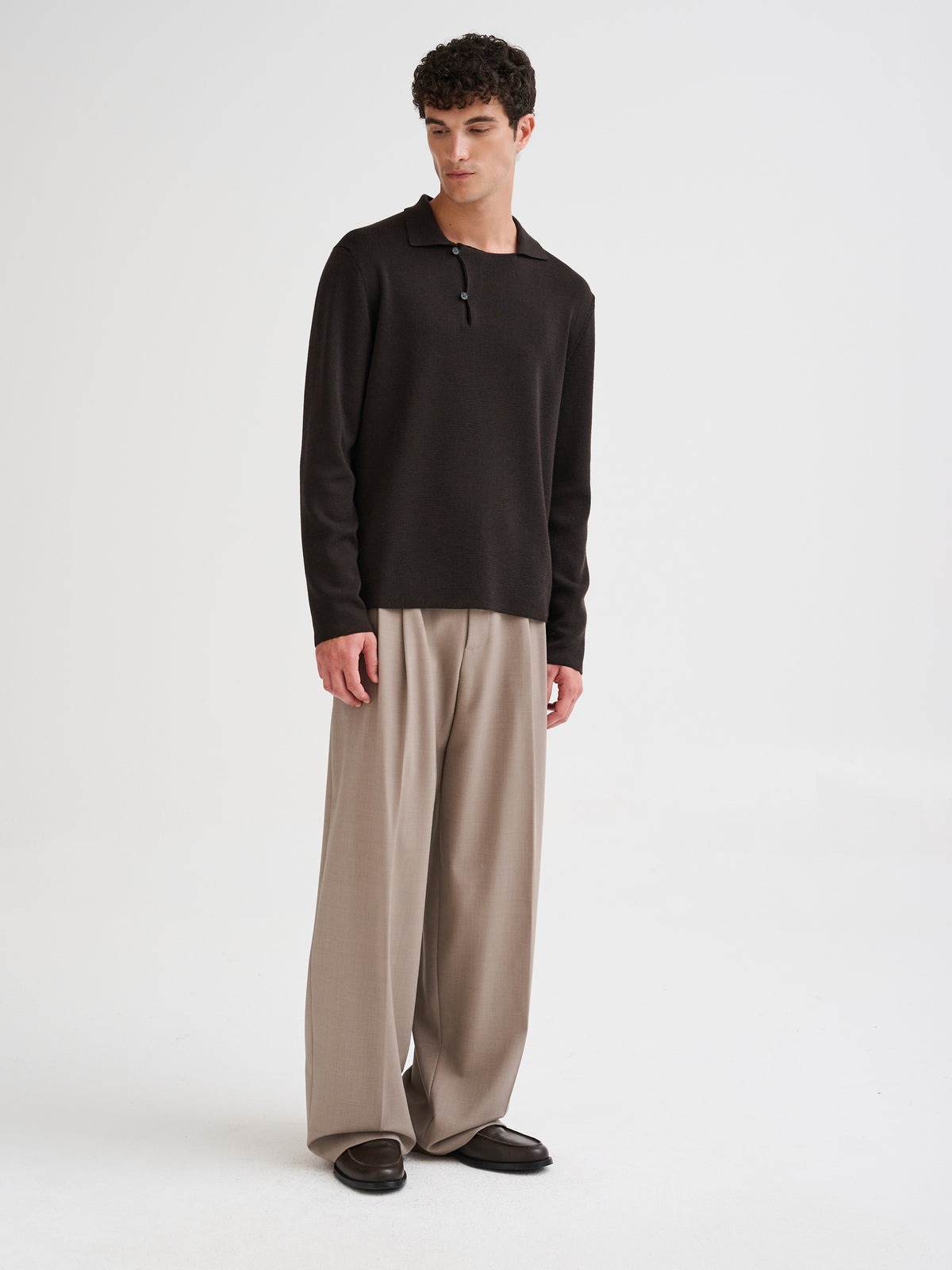 Polo in lana merino con collo asimmetrico