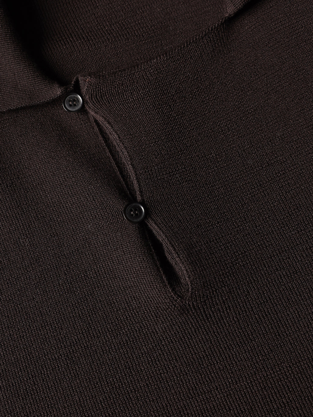Polo in lana merino con collo asimmetrico