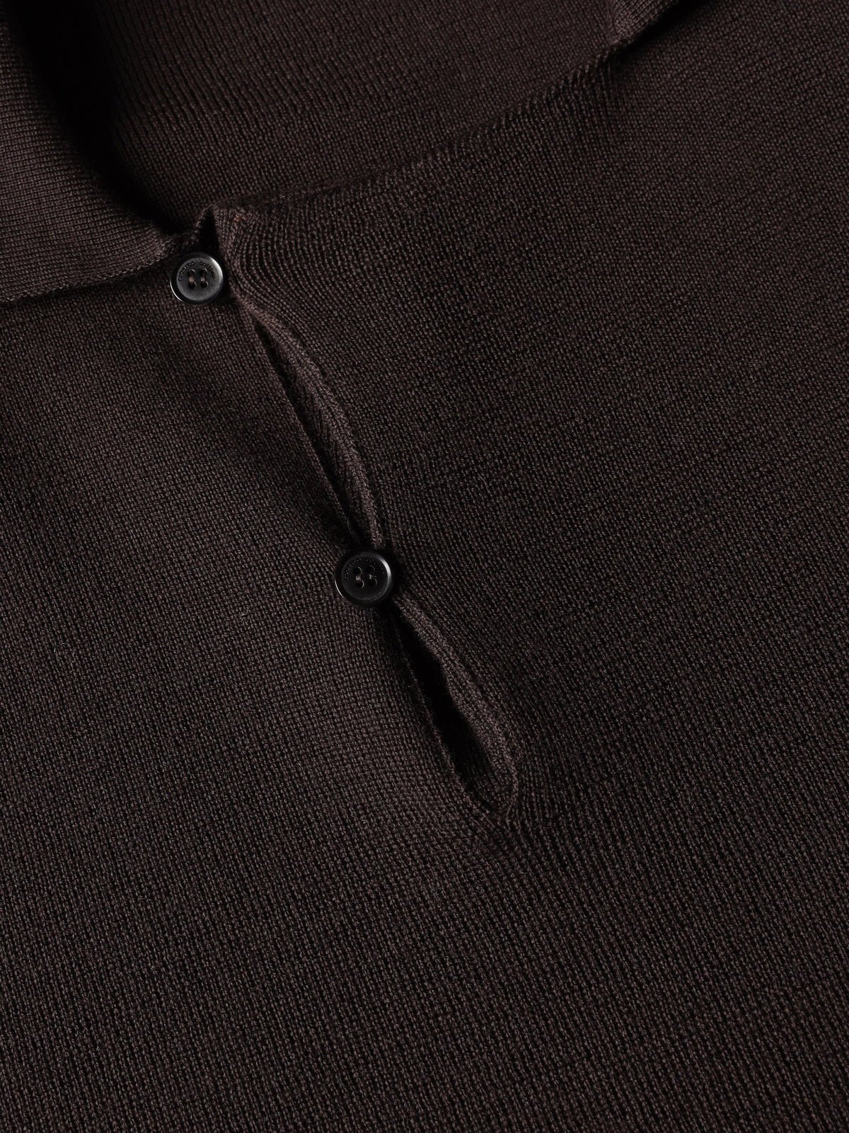 Polo in lana merino con collo asimmetrico