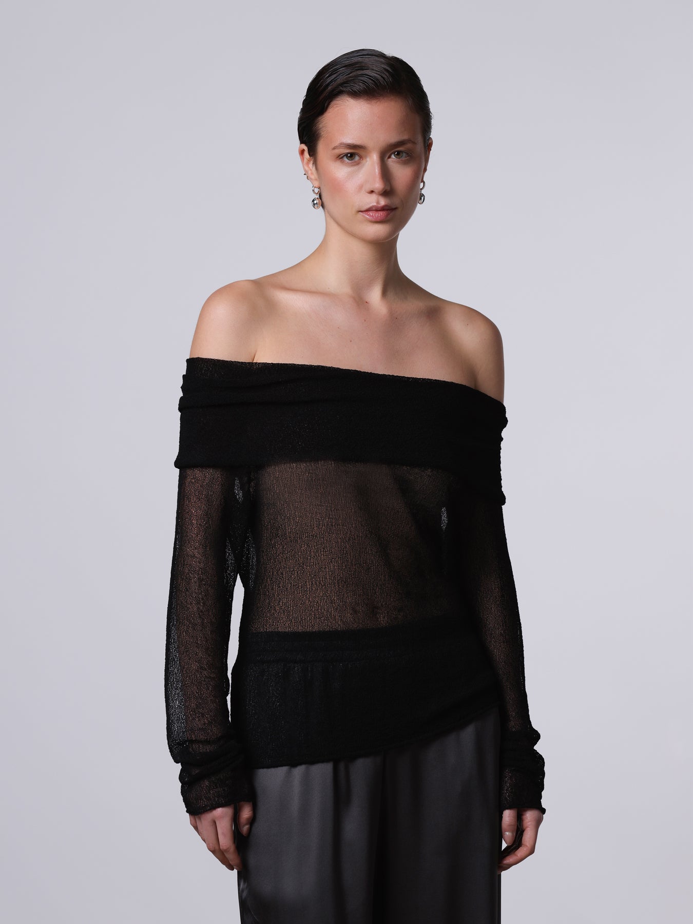 Off-shoulder traforata effetto pizzo