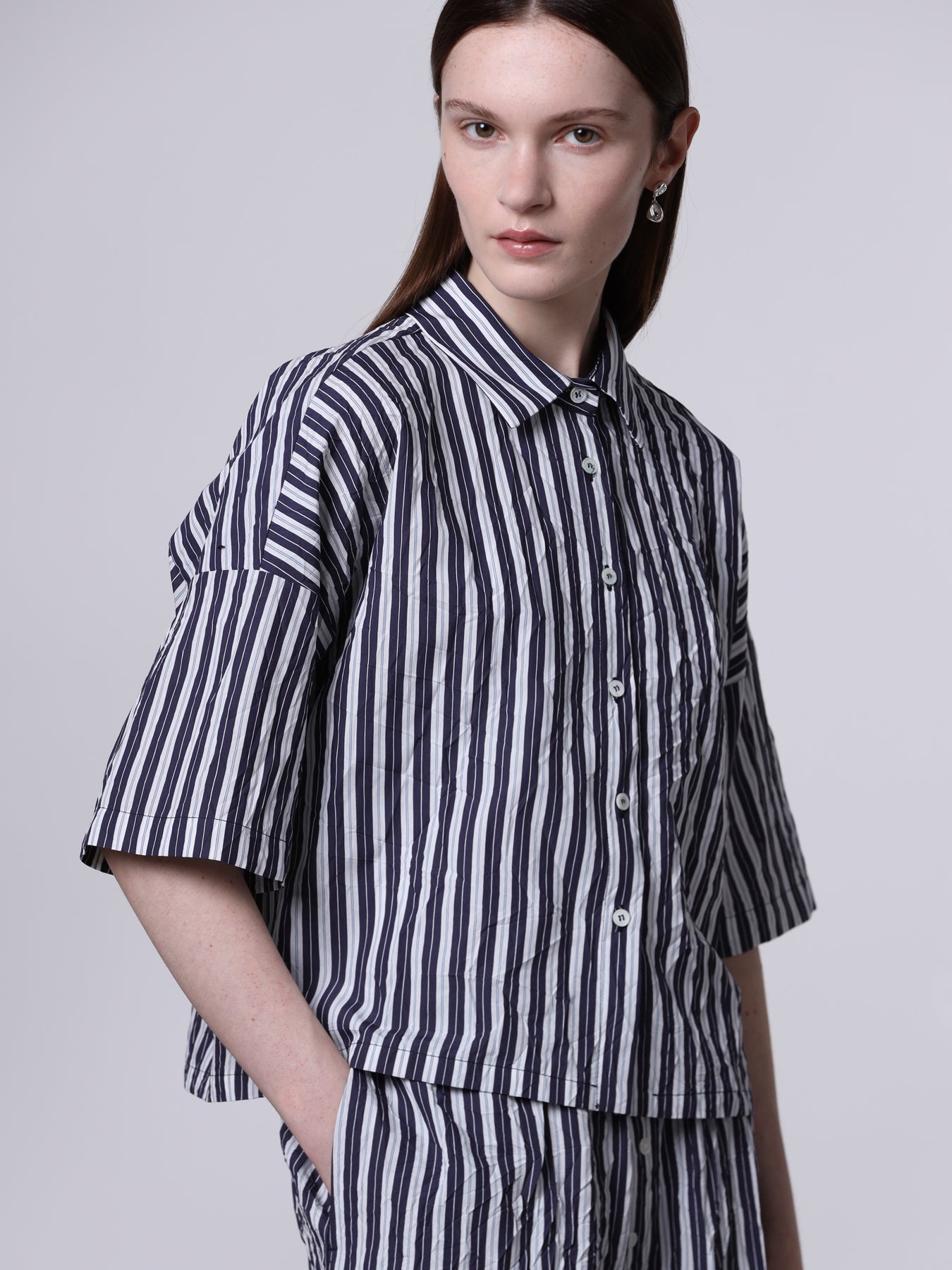 Camicia crop stropicciata