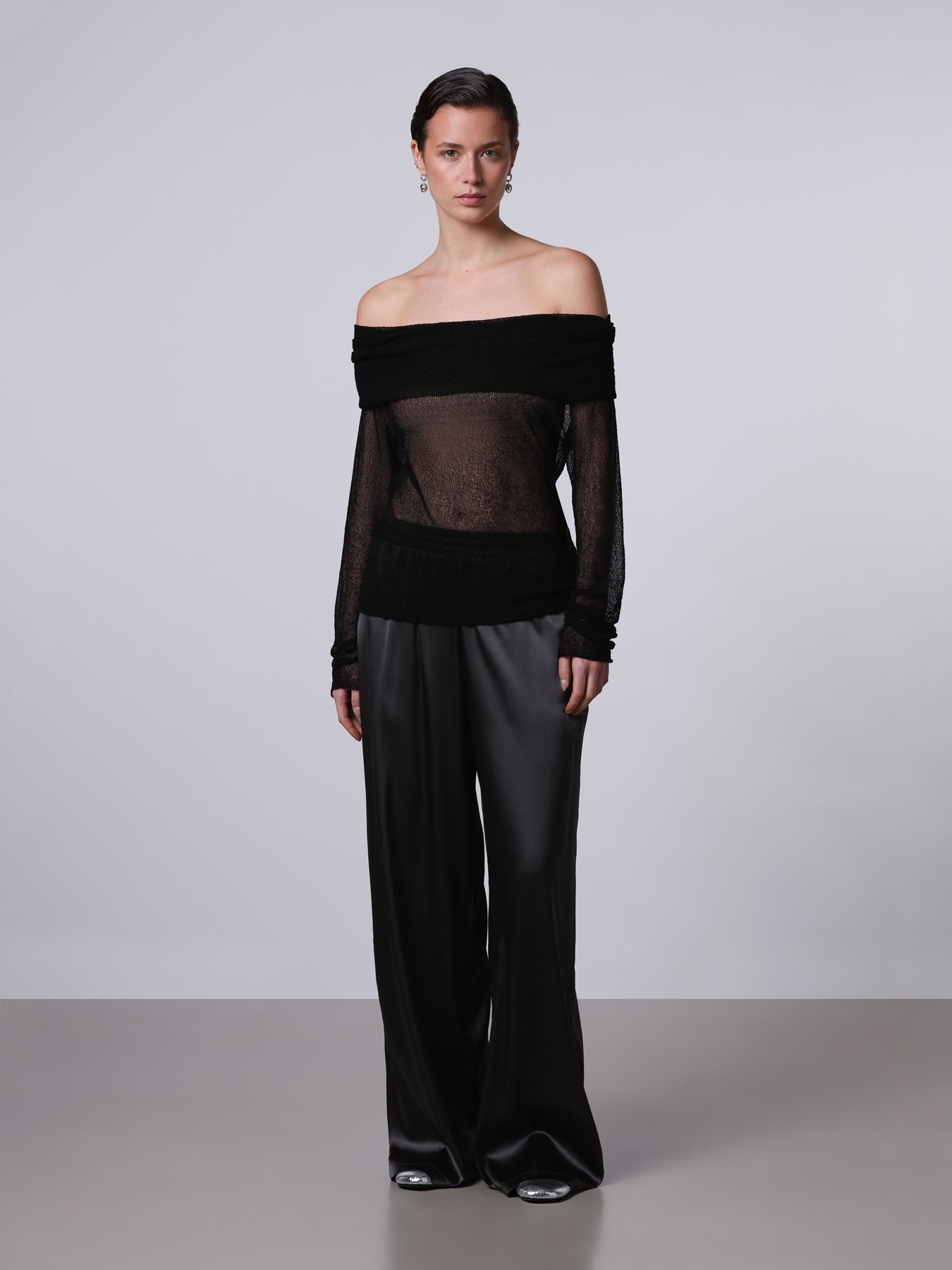 Off-shoulder traforata effetto pizzo