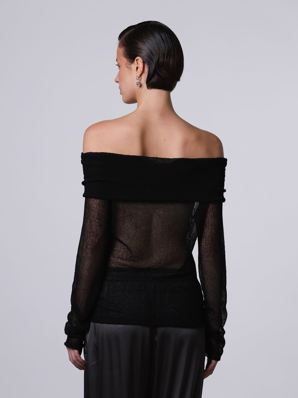 Off-shoulder traforata effetto pizzo