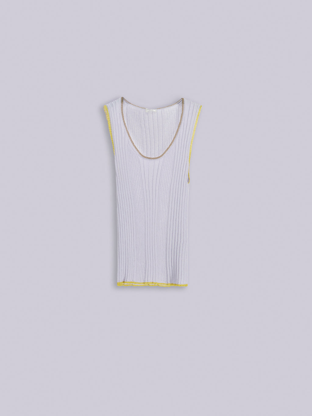 Top a costine con dettagli a contrasto