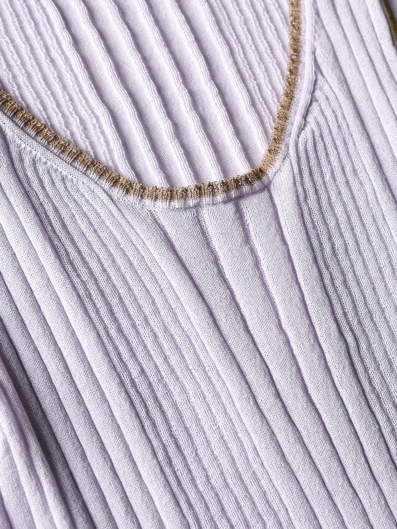 Top a costine con dettagli a contrasto