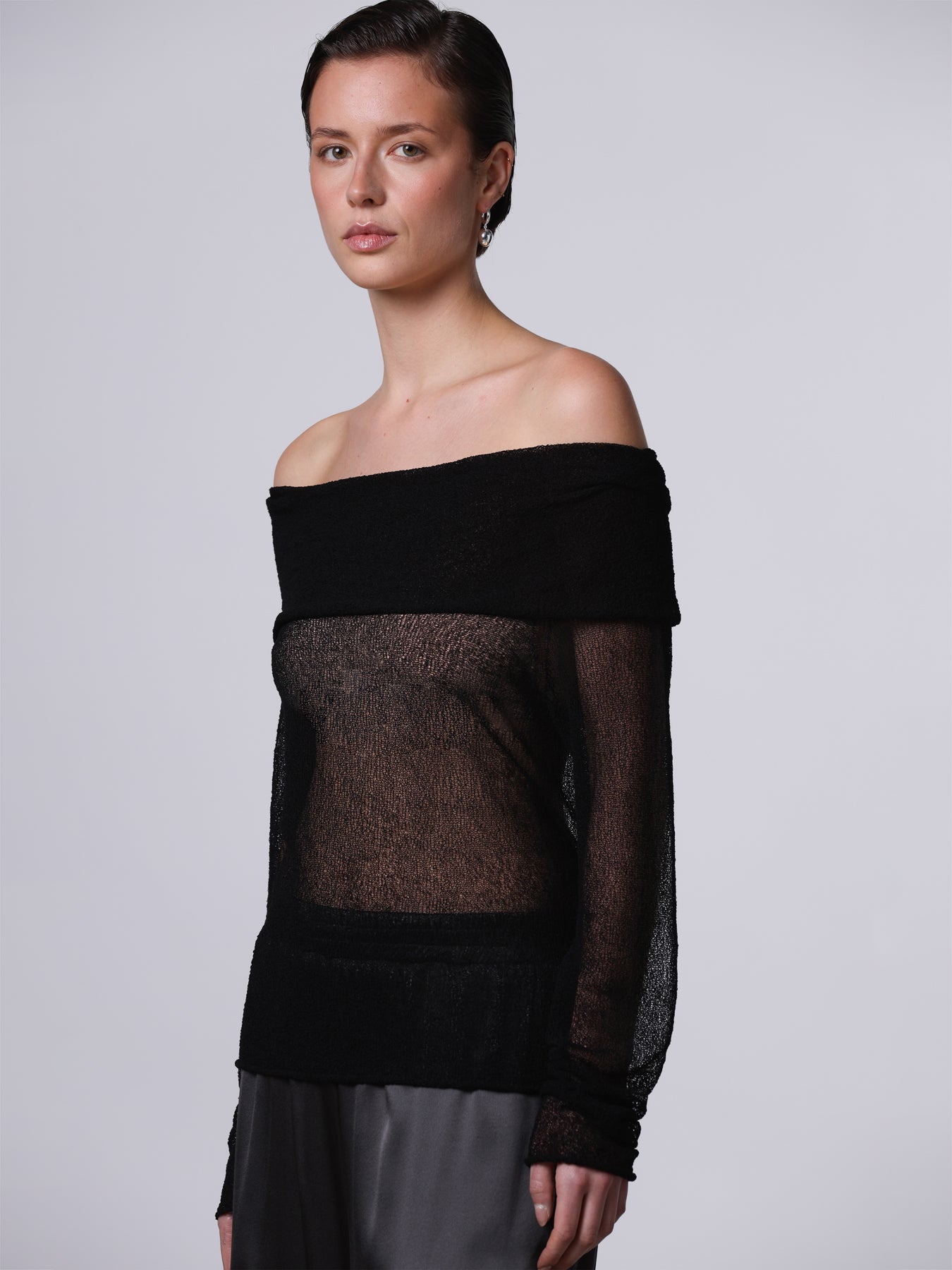 Off-shoulder traforata effetto pizzo